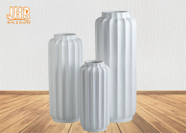光沢のある白い色3のサイズの縦縞パターンPolyresinの鍋プランター