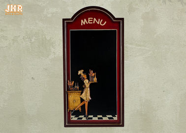 装飾的な黒板の壁掛けメニューを塗る手はレストランの装飾に乗ります