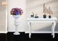 センターピースのテーブルのつぼの光沢のある白いガラス繊維と結婚する屋内植木鉢